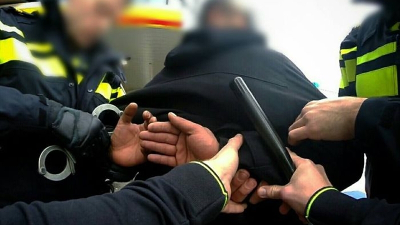 Dronken man mishandelt agent en sloopt politiebus (Foto: stockfoto politie.nl)