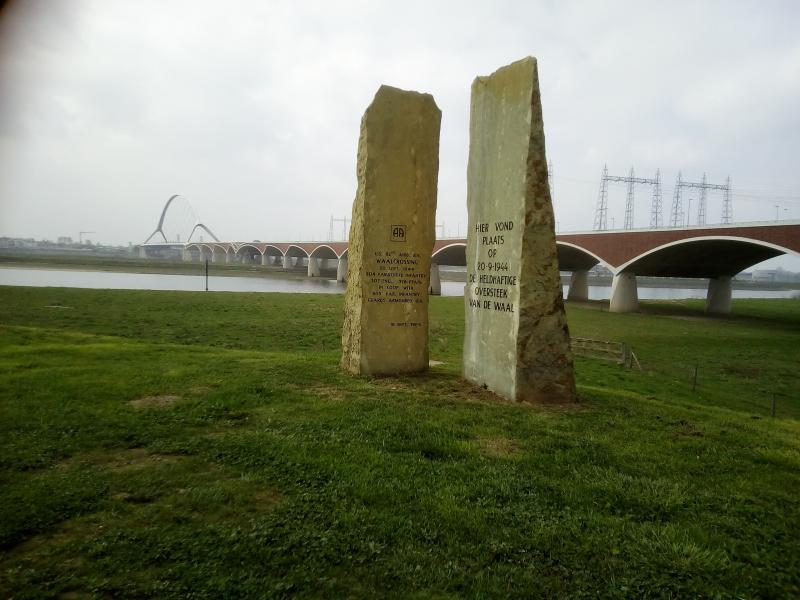 Brug met herdenkingsplek in Nijmegen (Foto: qltel)