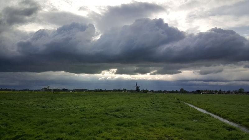 Iteejer zag een molen bedreigd worden door een donderwolk (Foto: iteejer)