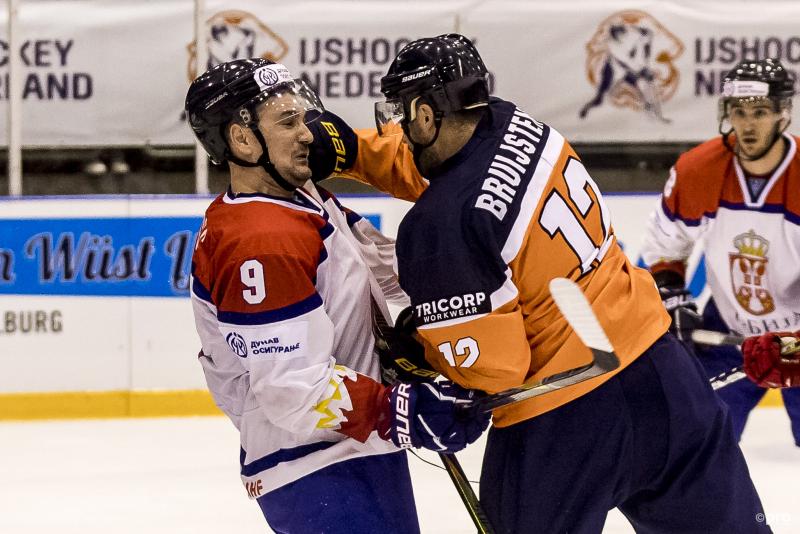 Tijdens het WK ijshockey in de tweede divisie heeft de Nederlander Mitch Bruijsten een appeltje te schillen met de Serviër Dominik Crnogorac, wat is een leuk onderschrift bij deze foto? (Pro Shots / Toin Damen)