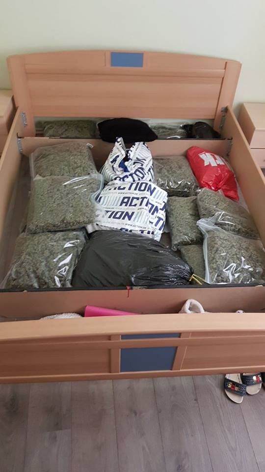 Politie vindt 15kg hennep onder bed (Foto: Politie Bergen op Zoom)