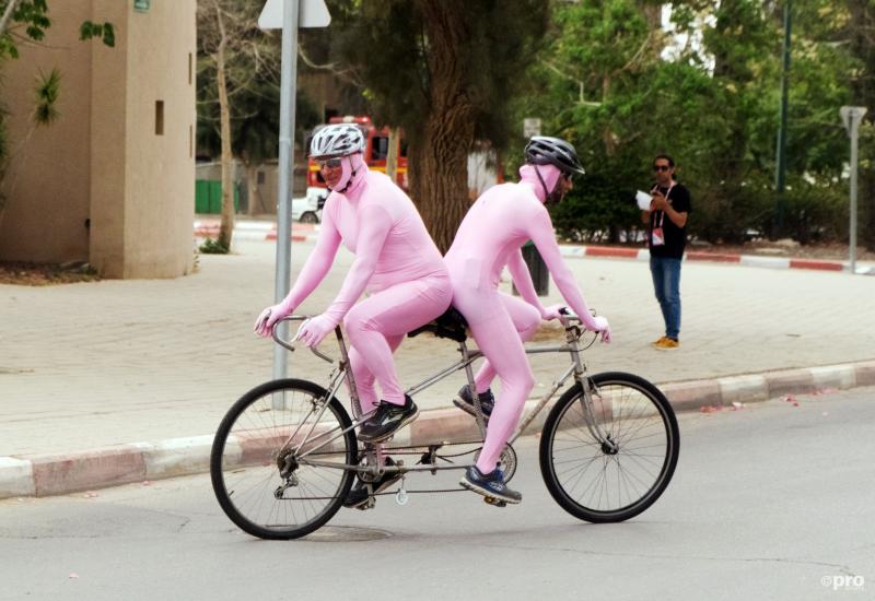We troffen deze twee wielerfans aan tijdens de tweede etappe van de Giro d'Italia in Israël, wat is een leuk onderschrift bij deze foto? (Pro Shots / Action Images)