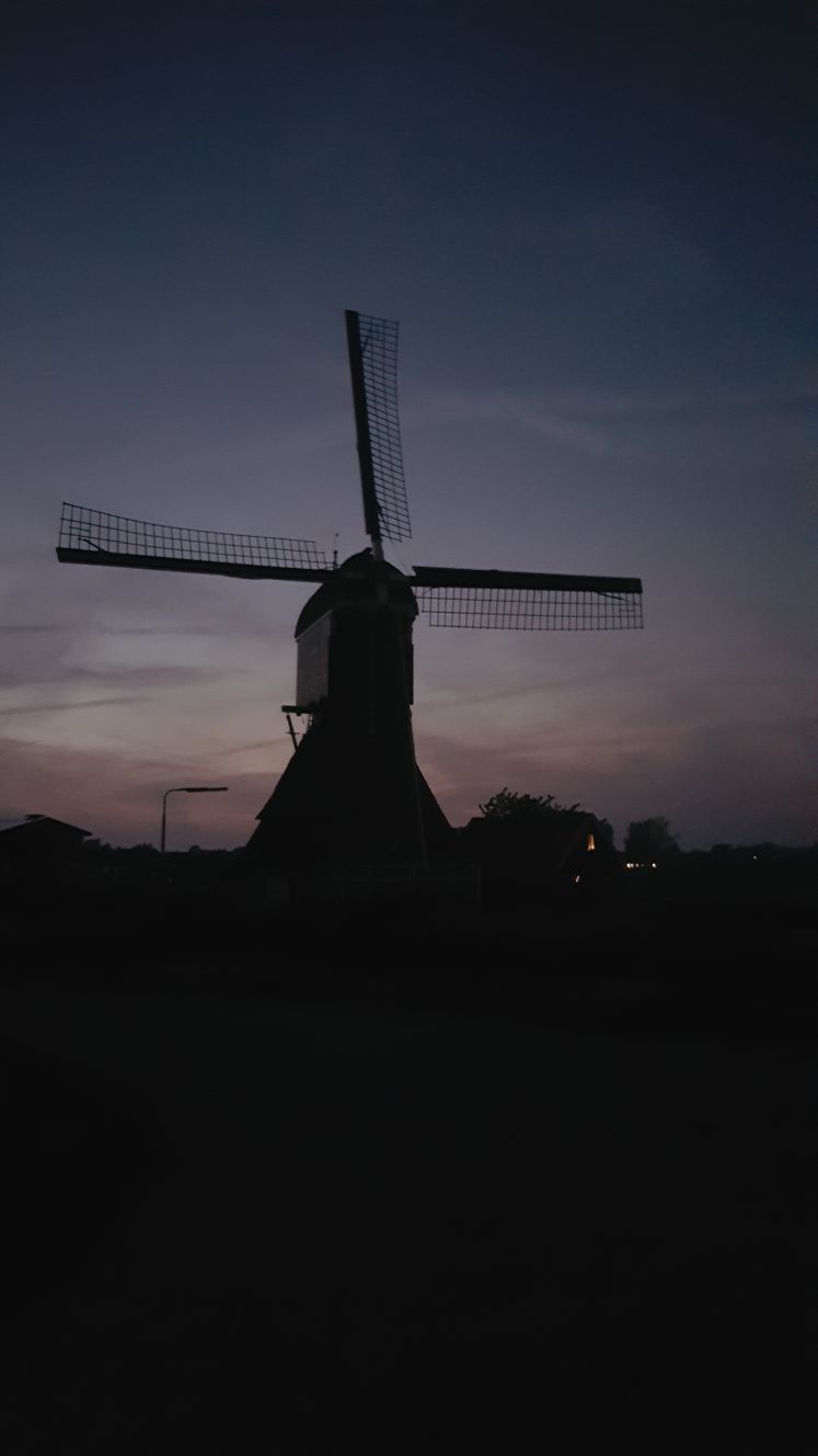 Een molen in de avondschemering (foto: Iteejer)