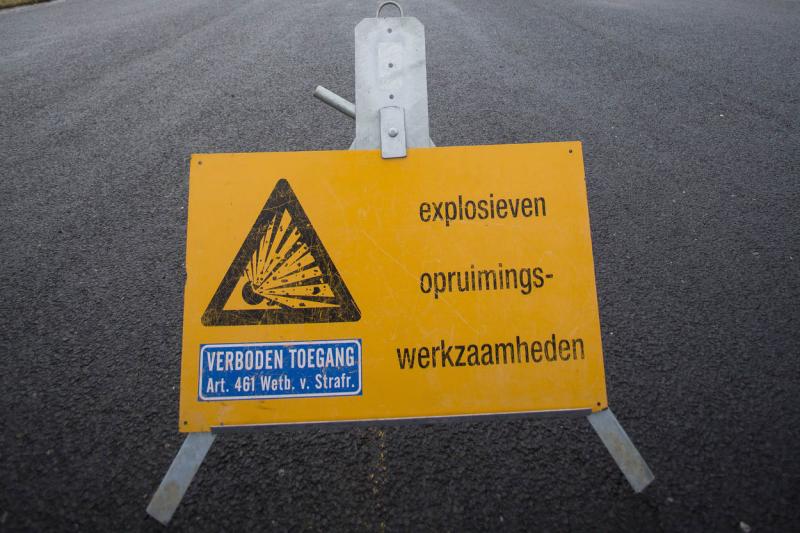 EOD maakt vliegtuigbom ter plaatse onschadelijk (Foto: archieffoto Defensie.nl)