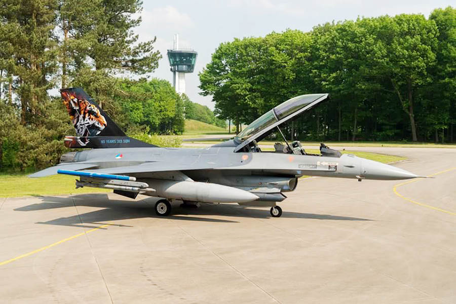 Een F-16 van het 313 Squadron met een geschilderde tijger op de staart. (Foto: Ministerie van Defensie)