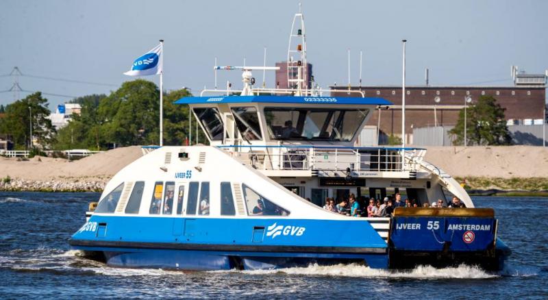 Opnieuw botst een pont in Amsterdam op de kade