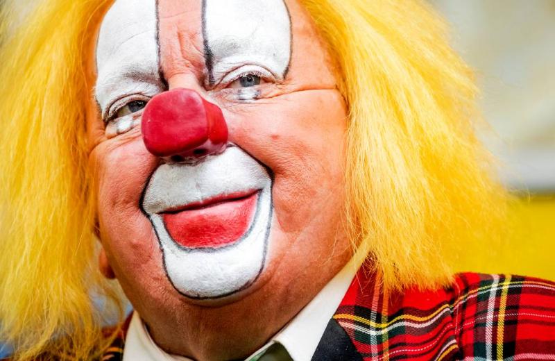 Bassie bergt rode clownsneus op