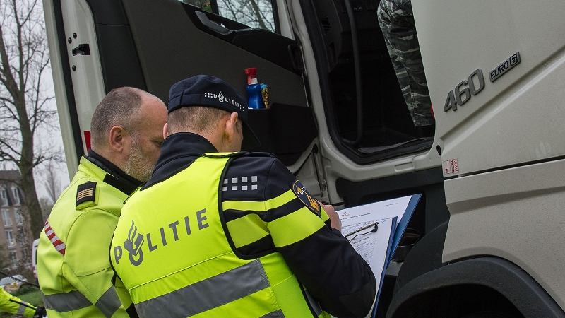 Politie haalt 6 vluchtelingen uit vrachtwagen (Foto: stockfoto politie.nl)