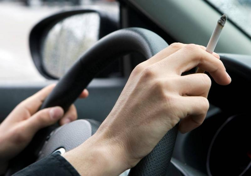 Vlaamse boete bij roken in auto met kind