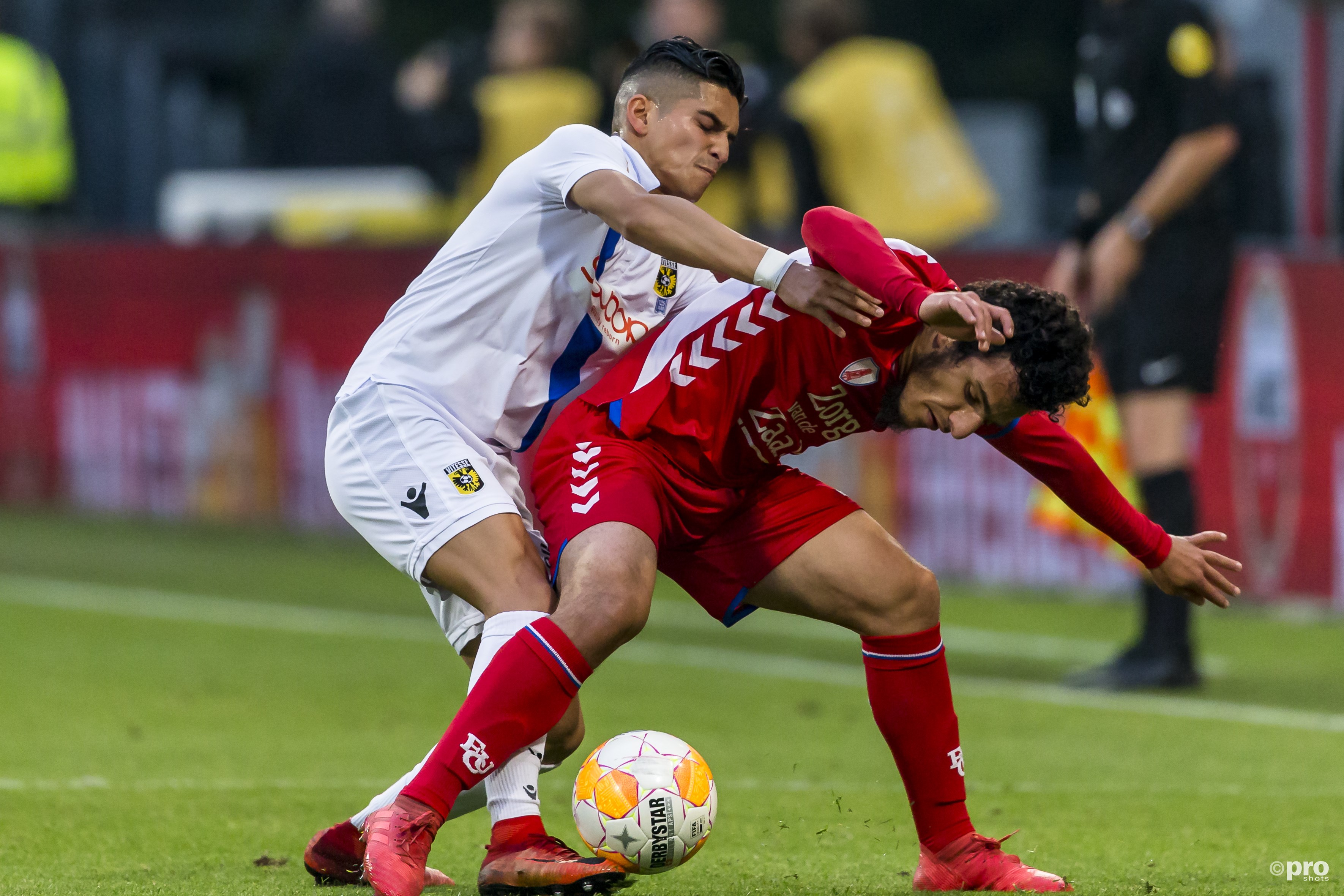 Vitesse-speler Navarone Foor in duel met FC Utrecht-speler Yassin Ayoub. (PRO SHOTS/Marcel van Dorst)