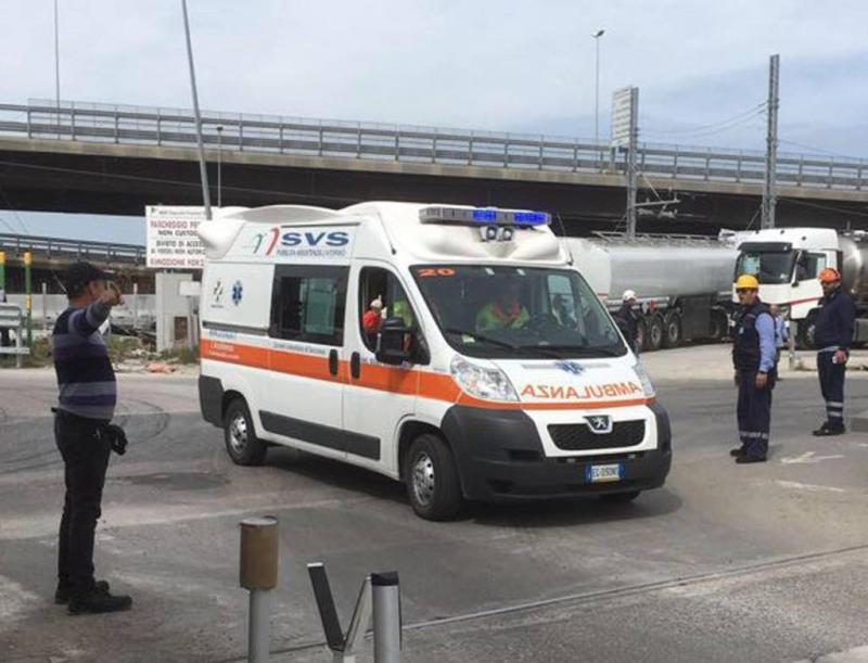 Vader duwt dochter van brug en springt zelf