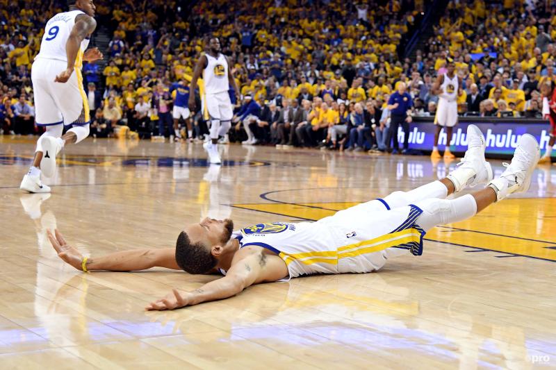 Golden State Warriors-guard Stephen Curry doet even wat anders dan basketballen tijdens de NBA play-offs, wat is hier gaande? (Pro Shots / Action Images)