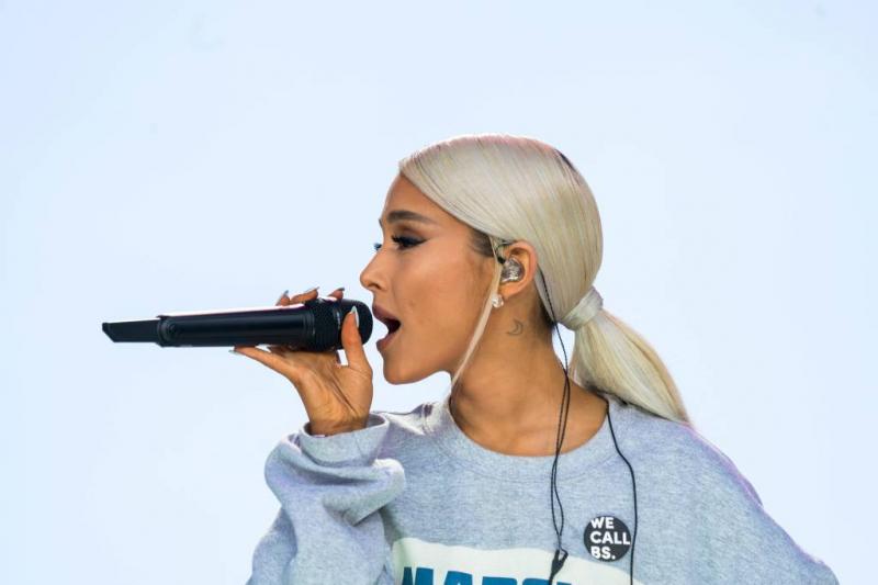 Ariana Grande laat Manchester-tattoo zien