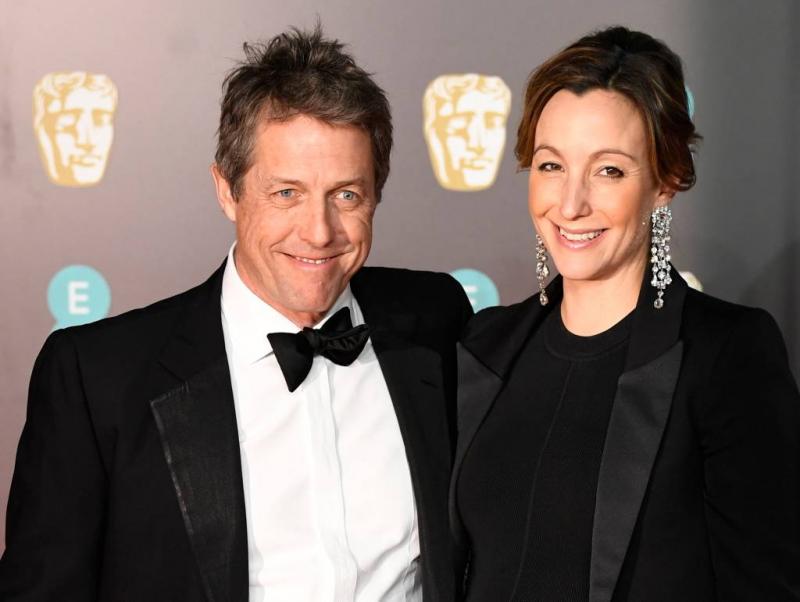 Hugh Grant geeft jawoord aan Zweedse vriendin