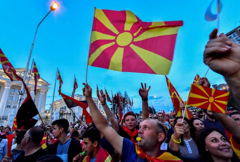 Macedoniërs de straat op tegen naamswijziging