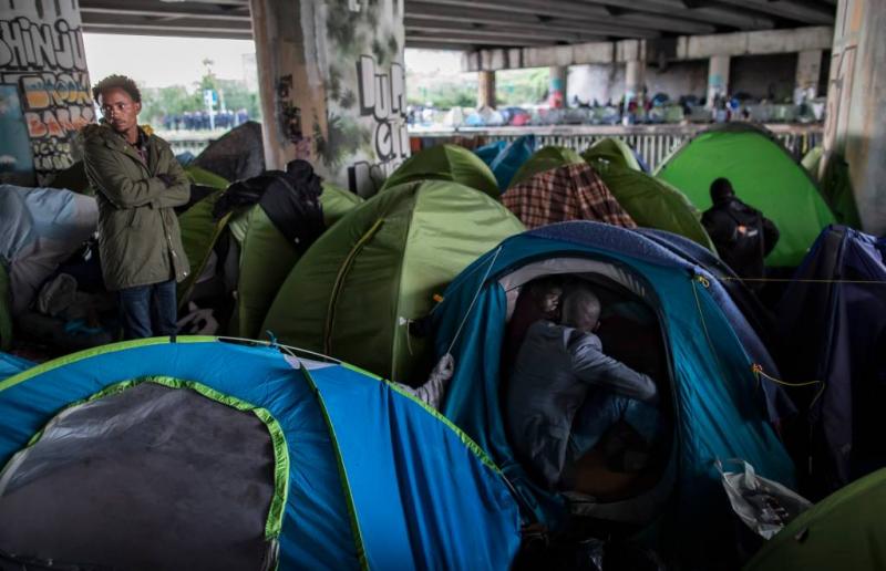 Politie Parijs ruimt kampementen migranten op