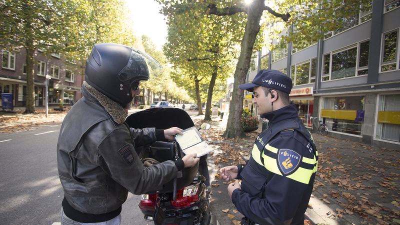 Motorrijder met doorgeladen wapen opgepakt (Foto: Stockfoto politie.nl)