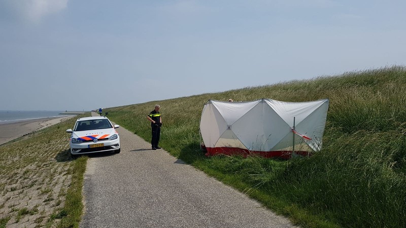 De politie en het lijk in de Westerschelde (Foto: politie.nl)