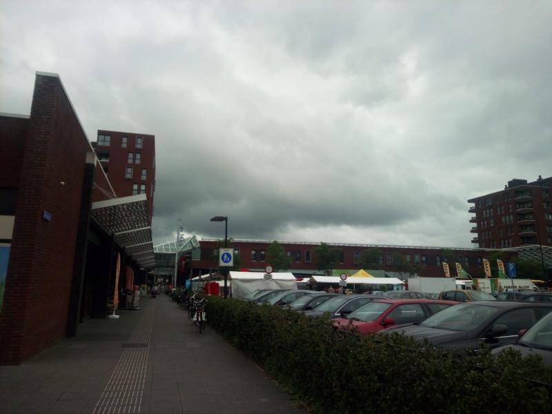 Dreigende wolk boven een winkelcentrum in Alkmaar (Foto: DJMO)