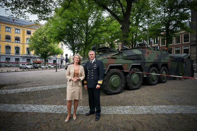 Commandant der Strijdkrachten en Ineke Dezentjé Hamming voor Boxer-wielvoertuig (Foto: Defensie.nl)