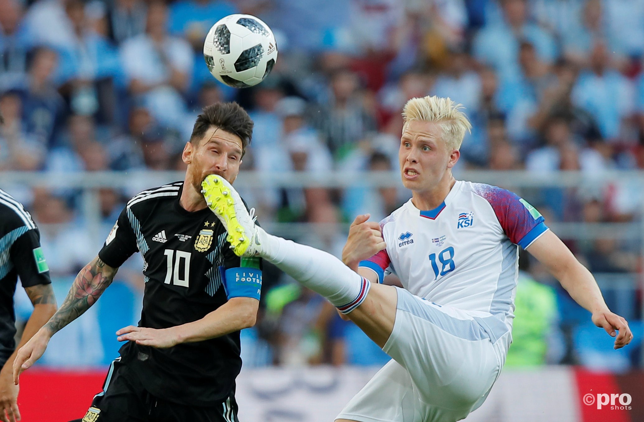 Lionel Messi in duel met Iceland's Hordur Bjorgvin Magnusson. (PRO SHOTS/Action Images)