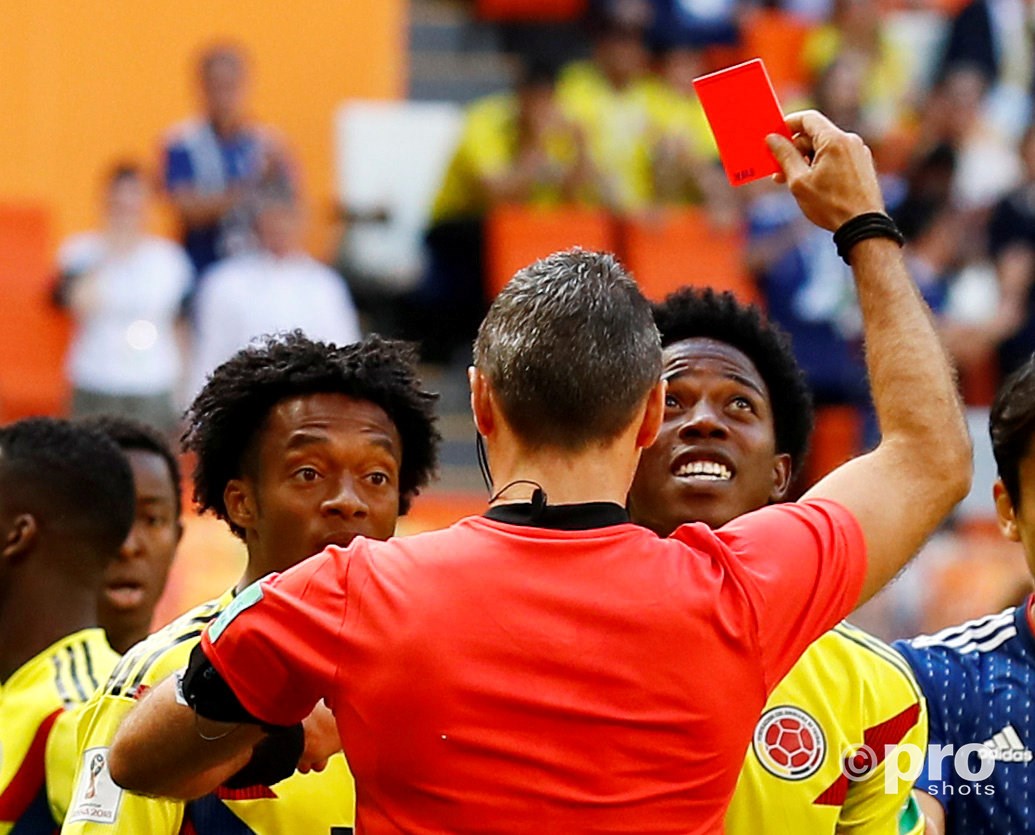Skomina geeft rood aan Colombia's Carlos Sanchez. (PRO SHOTS/Action Images)
