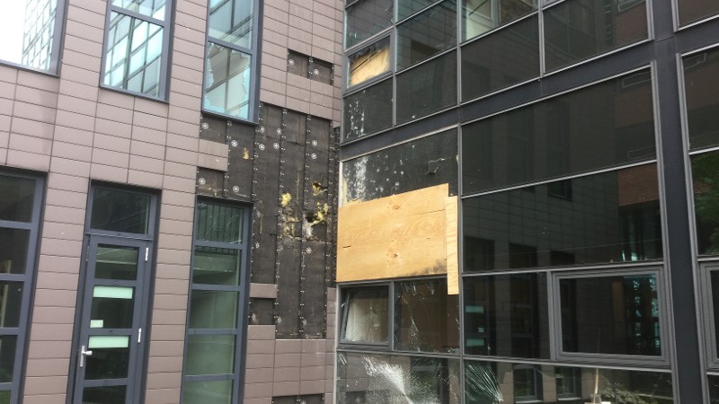 Het finaal kapot geschoten raam van het Panorama kantoor (Foto: Politie.nl)