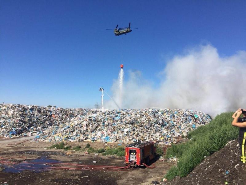 Chinook blust afvalbrand met behulp van bambi bucket (Foto: Defensie)