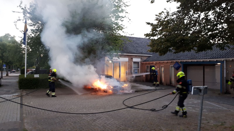 Auto voor het politiebureau in de fik gestoken (Foto: politie.nl)