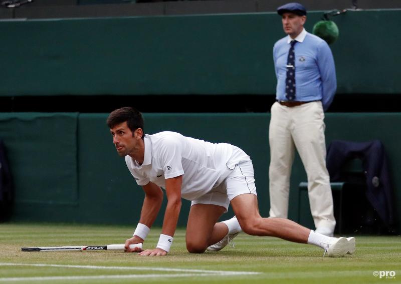 Novak Djokovic zit er niet bepaald alledaags bij op het gras van Wimbledon, wat is hier gaande? (Pro Shots / Action Images)