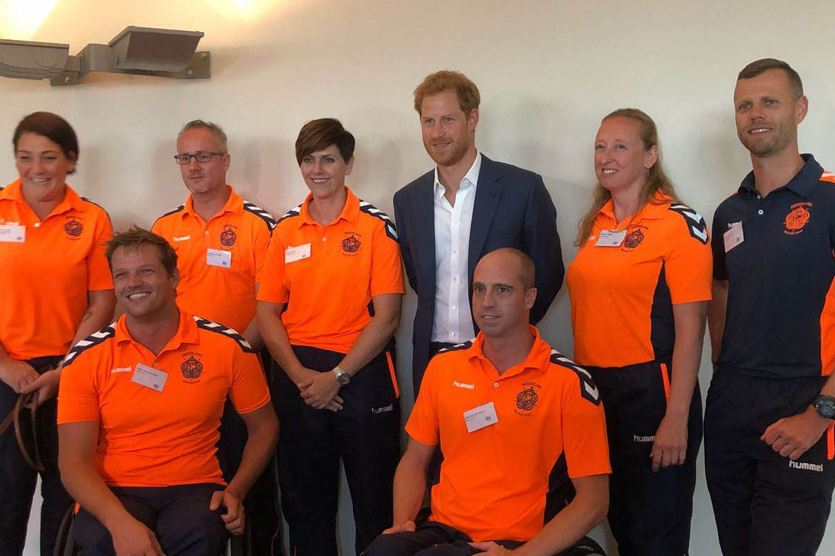 Prins Harry en een deel van het Nederlands team (Foto: Ministerie van Defensie)