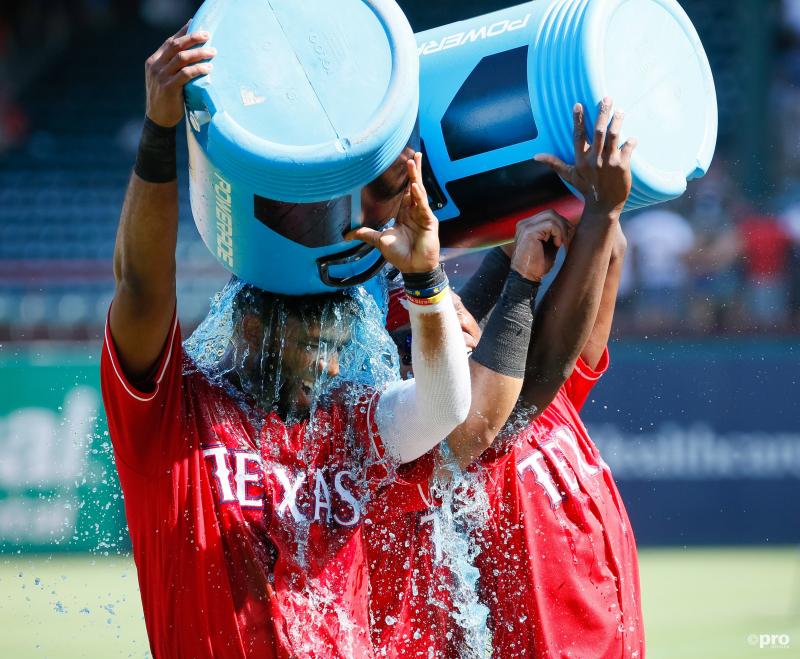 Honkballers Elvis Andrus en Rougned Odor van de Texas Rangers nemen een 'verfrissende' douche, wat is hier gaande? (Pro Shots / Action Images)