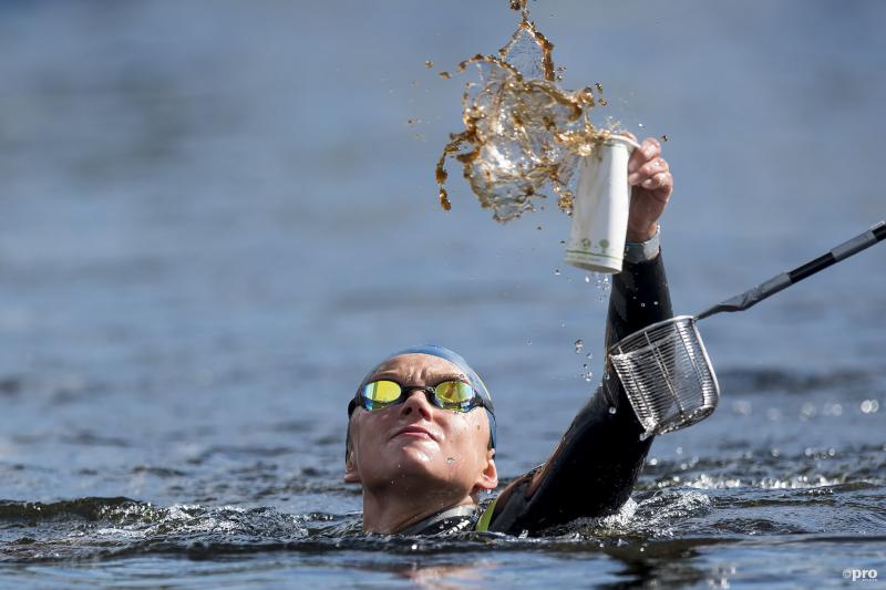 Krystyna Panchishko probeert wat te drinken te pakken te krijgen tijdens 10 kilometer open water zwemmen op het EK in Glasgow, wat is een leuk onderschrift bij deze foto? (Pro Shots / Insidefoto)