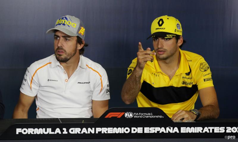 Carlos Sainz samen met de man die hij opvolgt bij McLaren, Fernando Alonso (Pro Shots / Action Images)