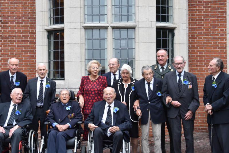 Prinses Beatrix en Inspecteur der Veteranen Van Griensven temidden van de Engelandvaarders.