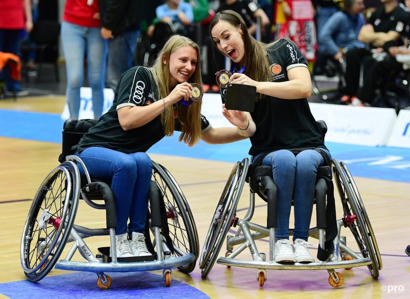 Op het WK rolstoelbasketbal werd Nederland wereldkampioen en Duitsland derde. Hier zien we de Duitse speelsters Katharina Lang en Johanna Welin met hun bronzen medaille, wat is een leuk onderschrift bij deze foto? (Pro Shots / Witters)
