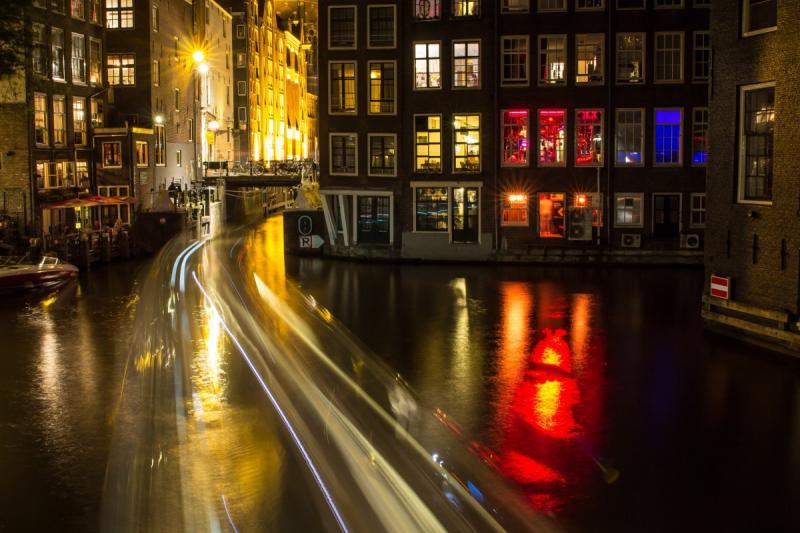 Glurende toerist moet doneren bij bezoek Amsterdamse Wallen (Foto: Stockfoto PXhere)