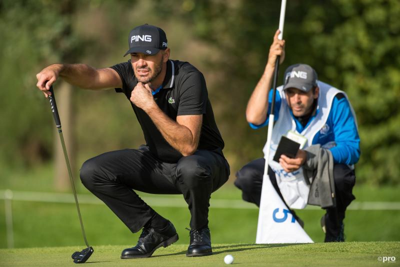 We zien hier golfer Grégory Havret en zijn caddy tijdens de KLM Open, wat is hier gaande? (Pro Shots / Ankie Hogewind)