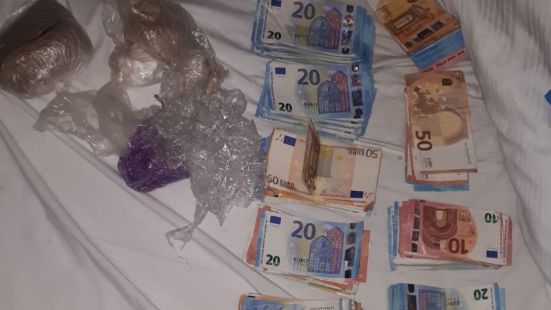 Politie vindt stapels bankbiljetten en heroïne (Foto: Politie.nl)