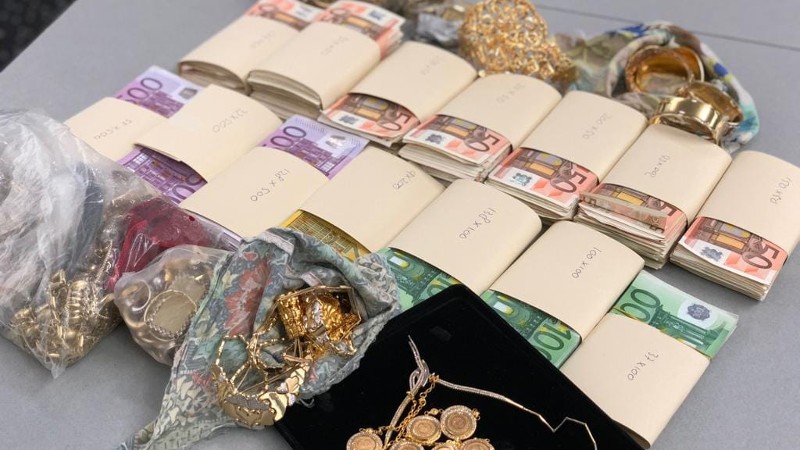 4,5 kilo sieraden en 210.000 euro cash in kluis (Foto: Politie.nl)