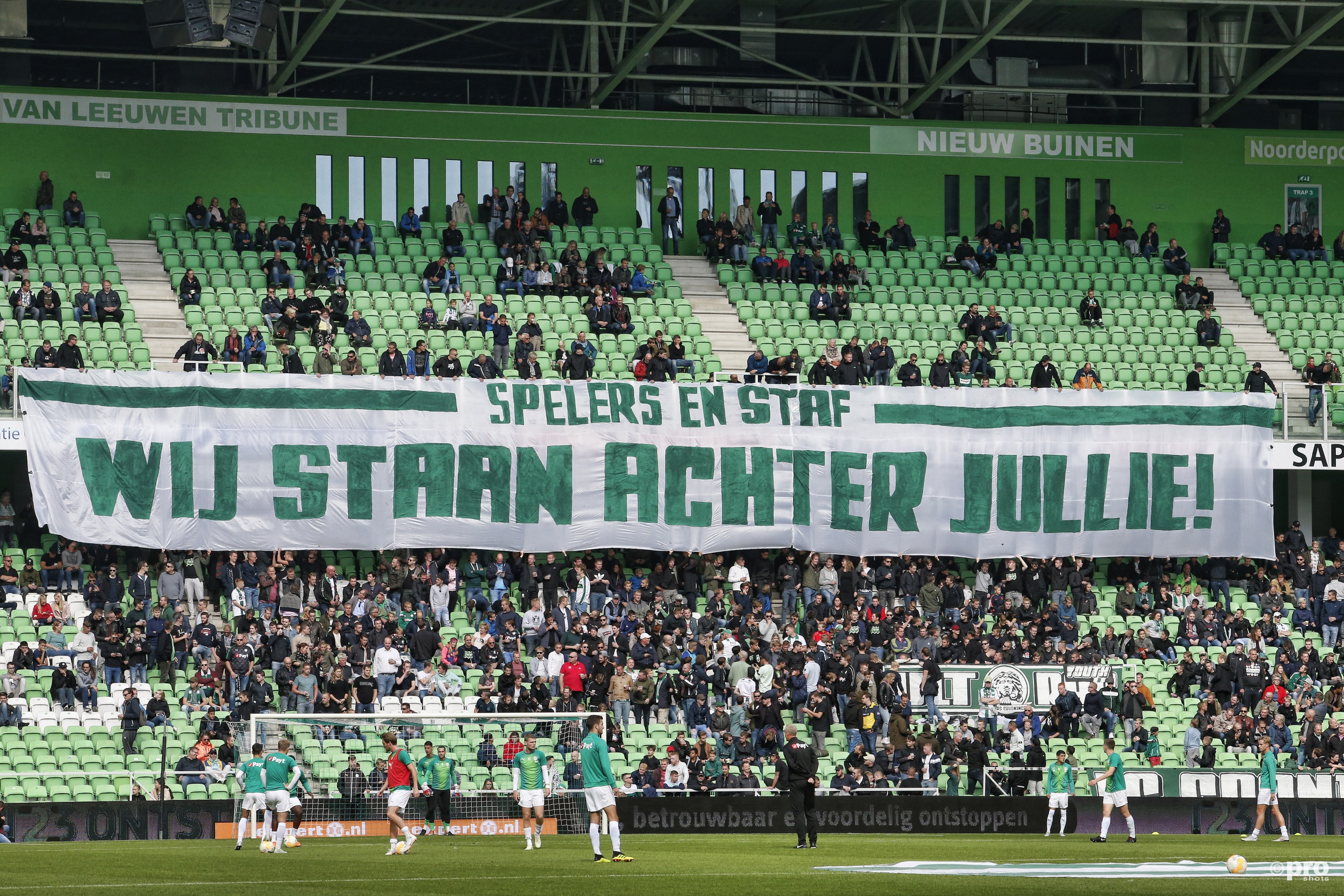 De supporters geven steun aan de plaatselijke FC. (PRO SHOTS/Henk Jan Dijks)