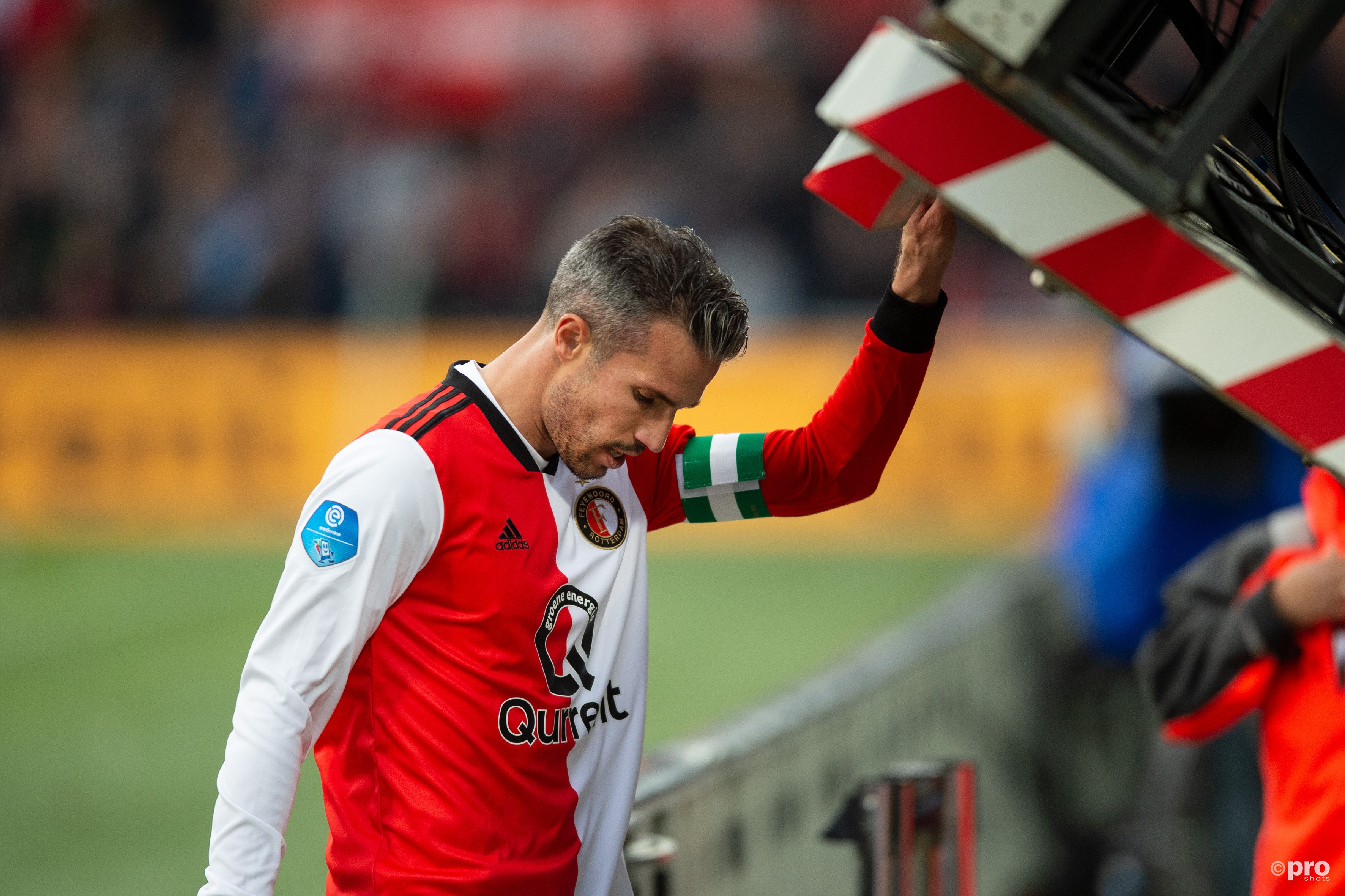 Van Persie is matchwinner, maar krijgt ook rood. (PRO SHOTS/Paul Meima)