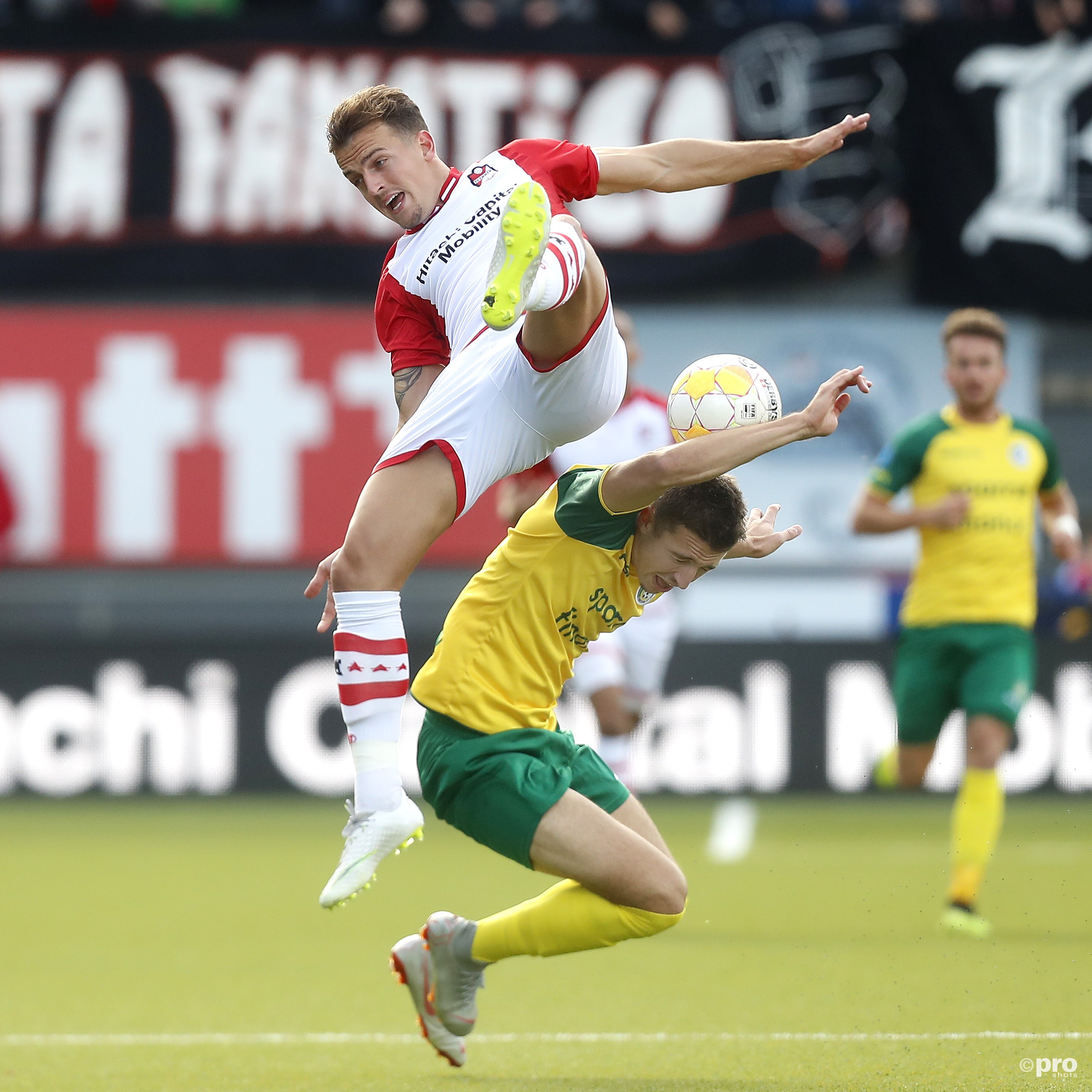 Nick Bakker van FC Emmen in duel met Fortuna Sittard-speler Andrija Novakovich. (PRO SHOTS/Henk Jan Dijks