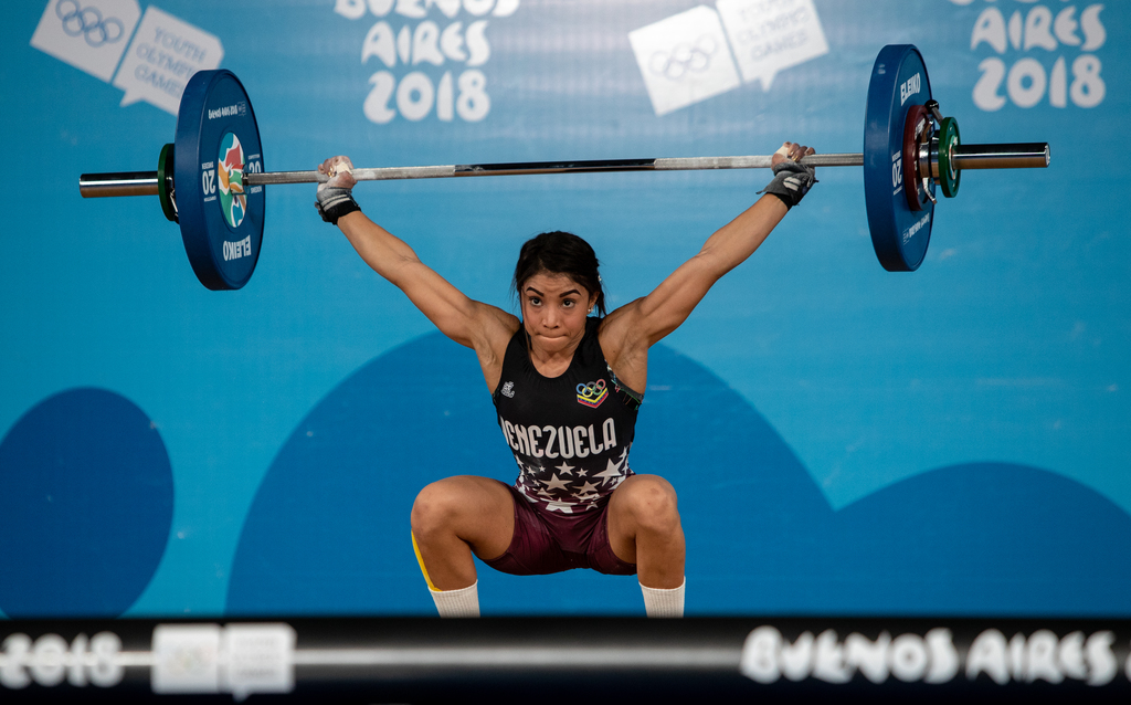 Katherin Oriana Echandia Zarate pakt Venezolaans gewichthefgoud bij de dames tot 44kg (Gabriel Heusi for OIS/IOC)