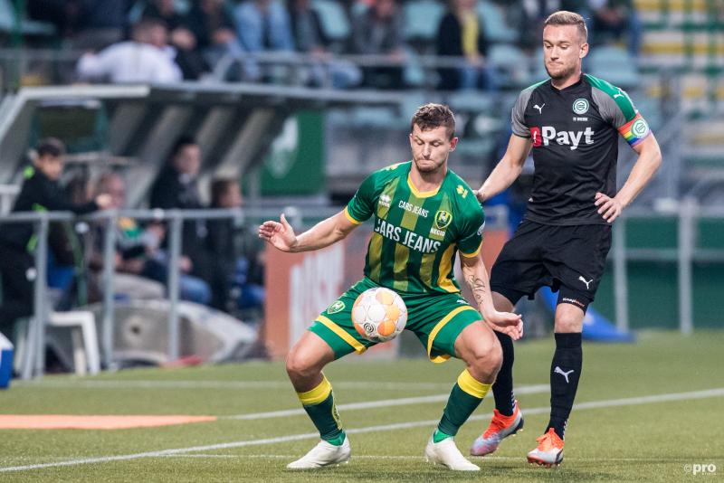 ADO Den Haag-speler Tomas Necid komt hier met FC Groningen-speler Mike te Wierik in een wat vreemde positie terecht, wat is hier gaande? (Pro Shots / Kay Int Veen)