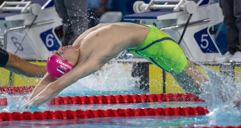 Zwemfenomeen Kolesnikov gaat van start op de 100 meter rugslag (Joel Marklund for OIS/IOC)