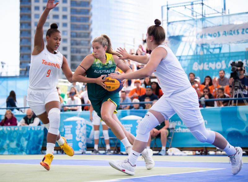 De Australische Suzi-Rose Deegan probeert zich richting de basket te werken tegen Nederland (Lukas Schulze for OIS/IOC)