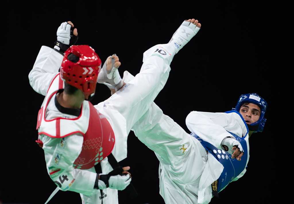 Taekwondoka Nisar Ahmad Abdul Rahimzai (blauw) trapte Afghanistan met brons de medaillespiegel op, hoewel hij hier de halve finale verloor van de Iraniër Mohammadali Khosravi (Lukas Schulze for OIS/IOC)