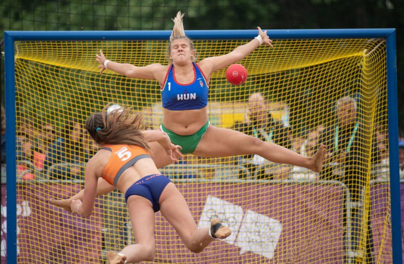 Strandhandbalster Marit van Ede gooit op doel (Lukas Schulze for OIS/IOC)