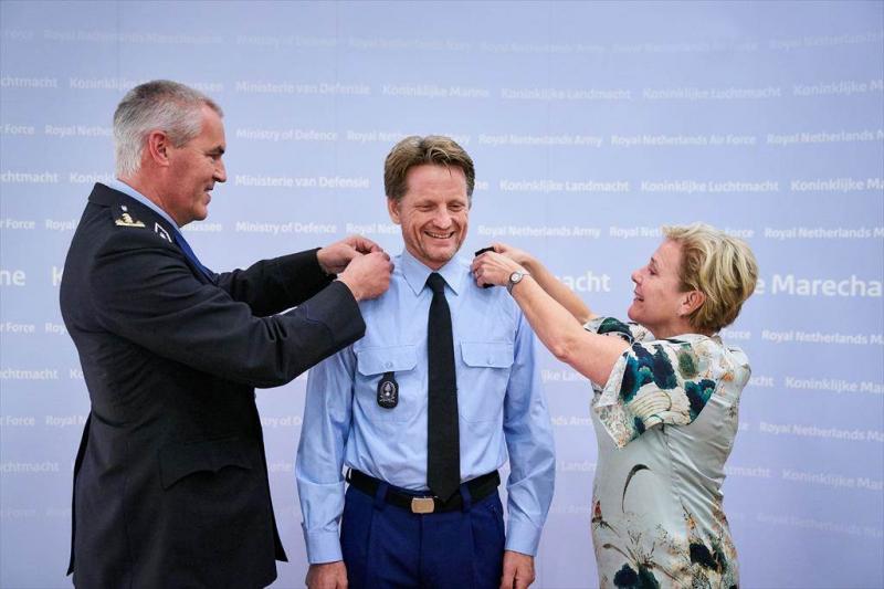 Prins Pieter-Christiaan krijgt de rangonderscheidingstekens (Foto: Defensie)